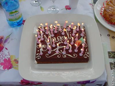 Il est beau mon gâteau. En comptant les bougies vous saurez mon âge ..